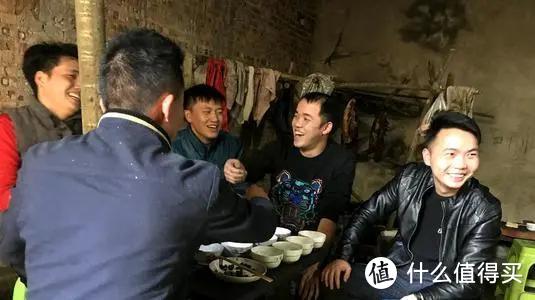 亲戚来家做客，大哥敬酒却被拒绝，直言说“喝不起”