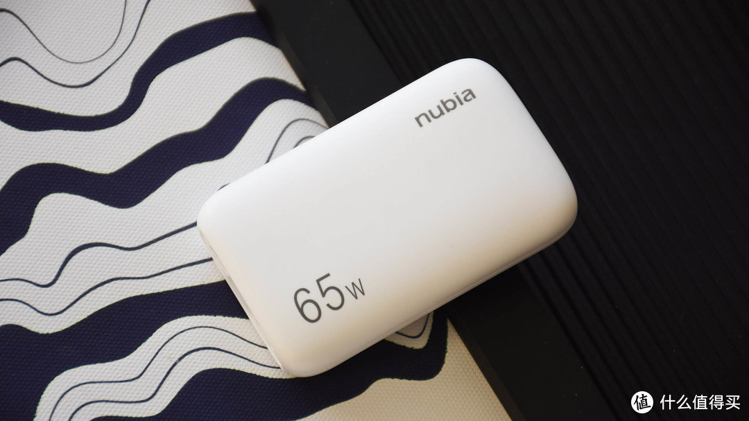 努比亚大白65W超薄氮化镓充电器：轻薄设计 强劲快充