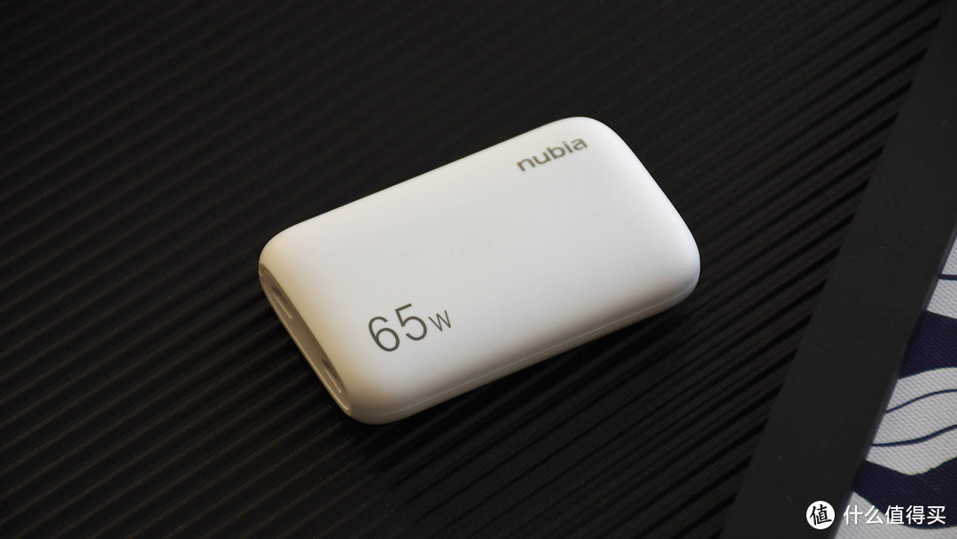 努比亚大白65W超薄氮化镓充电器：轻薄设计 强劲快充