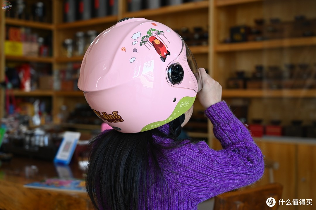 给孩子戴上安全头盔，出门玩耍更安心