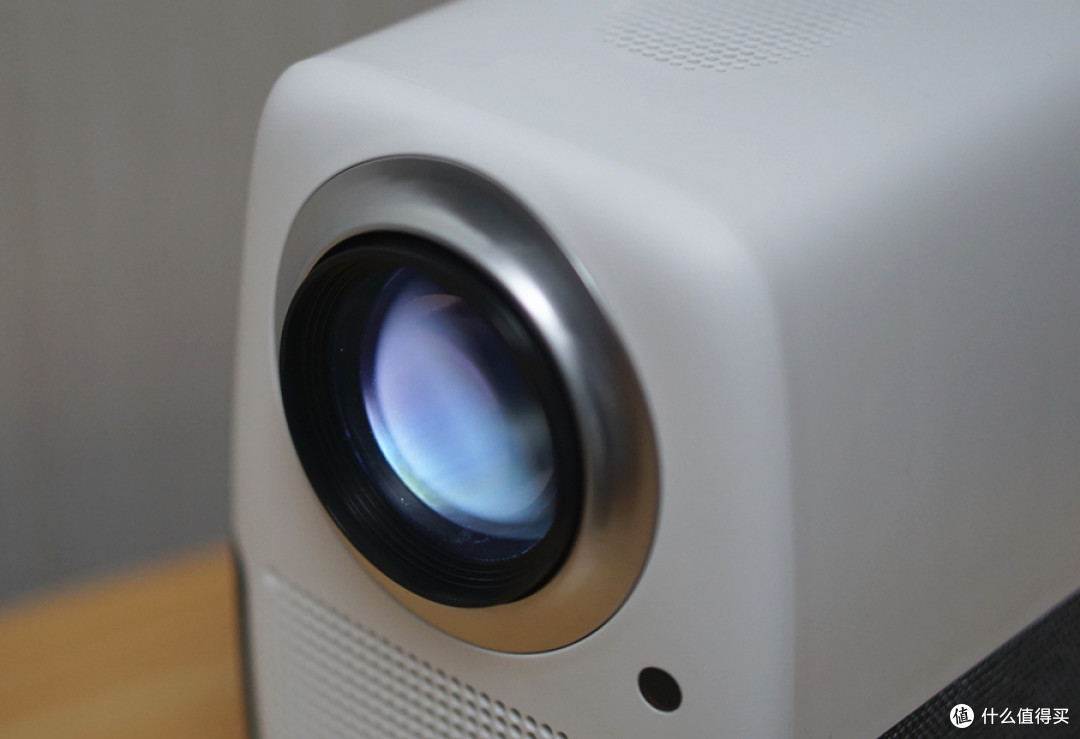 真1080P+LCD显示技术,2000元内最强家用投影仪上手评测