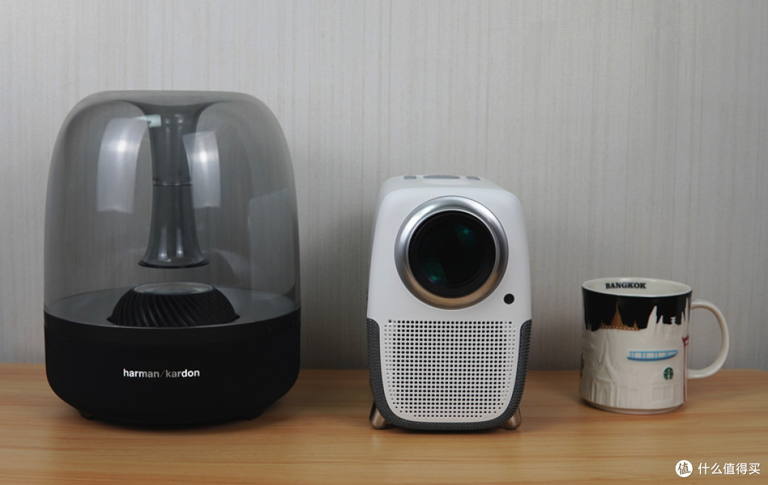 真1080P+LCD显示技术,2000元内最强家用投影仪上手评测