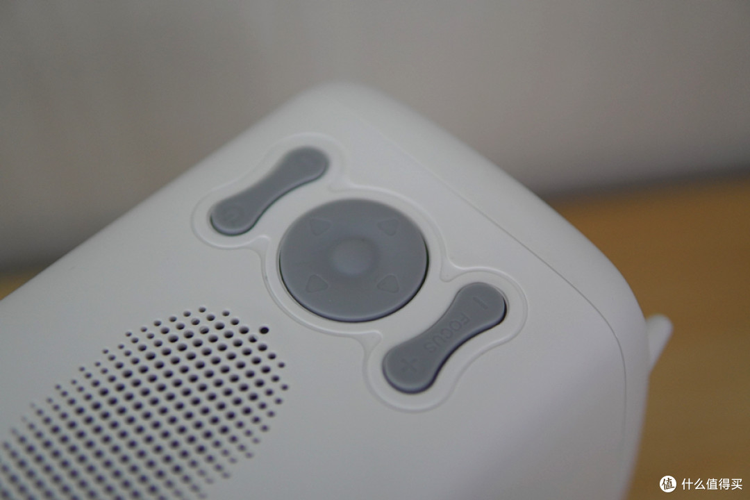 真1080P+LCD显示技术,2000元内最强家用投影仪上手评测