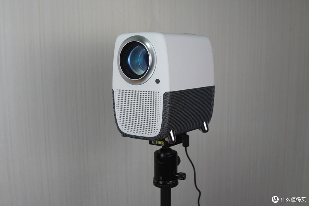 真1080P+LCD显示技术,2000元内最强家用投影仪上手评测