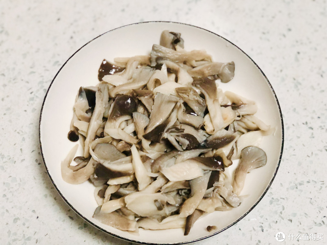 此菜人称腊月“第一鲜”，搭配蘑菇简单一炒，鲜嫩下饭，营养美味