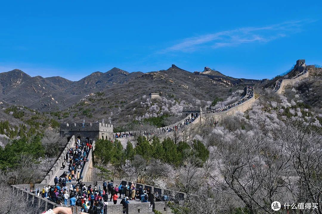 中国首批世界遗产，多是极具旅游价值的名胜古迹。图为长城旅游旺季景象 ©图虫创意