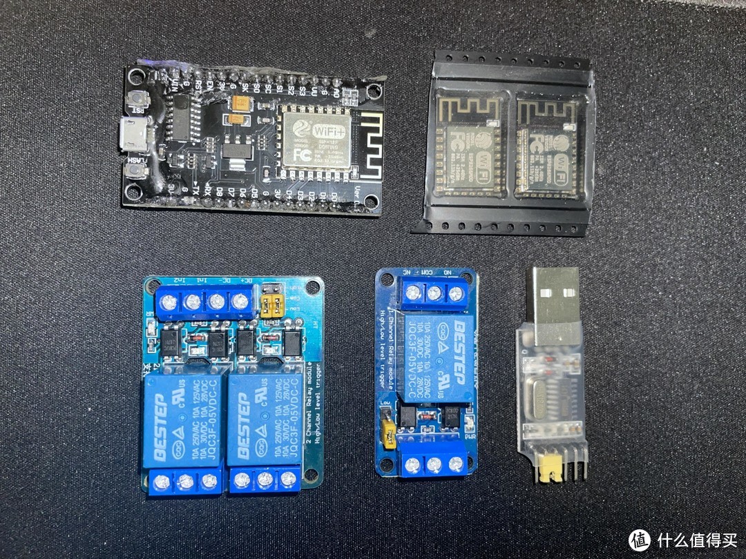 NodeMCU(左上)；ESP8266 *2(右上)；USB转串口连接器(右下)；继电器(蓝色)