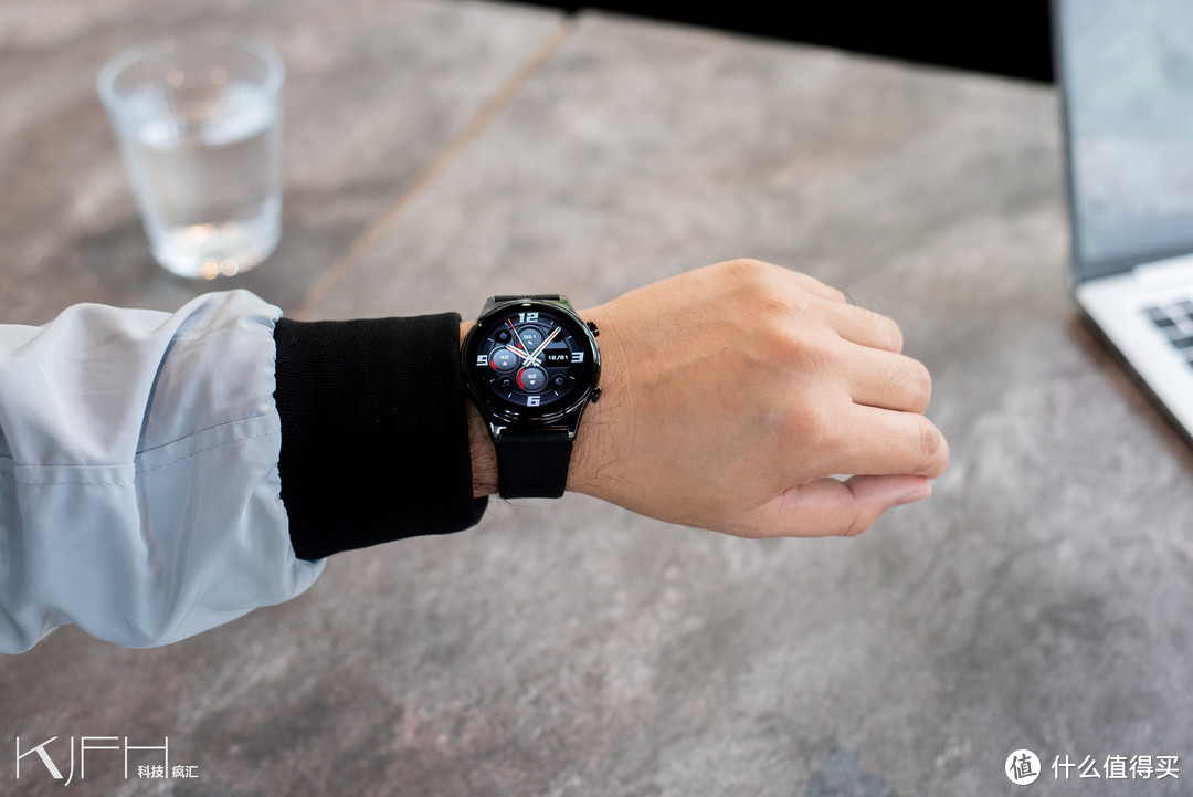谁说智能手表就不能时尚优雅，荣耀手表GS 3内外兼修，美得强大