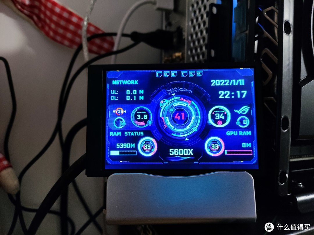某宝100多RMB买的3.5寸监控副屏，USB连电脑，免HDMI线。