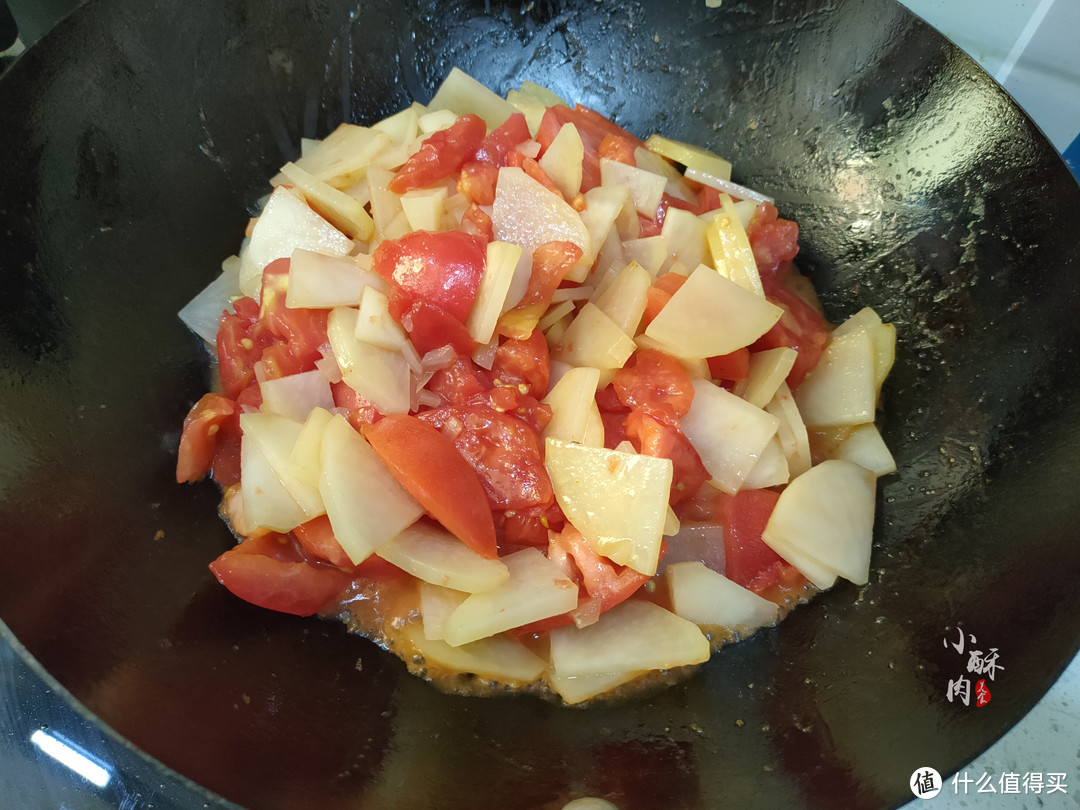 土豆和西红柿一起炒，原来这么好吃，米饭煮少了不够吃，太下饭了