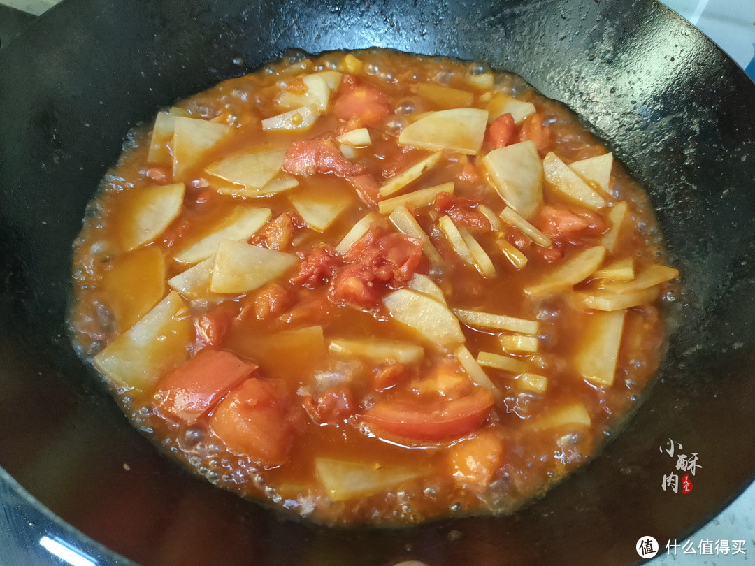 土豆和西红柿一起炒，原来这么好吃，米饭煮少了不够吃，太下饭了