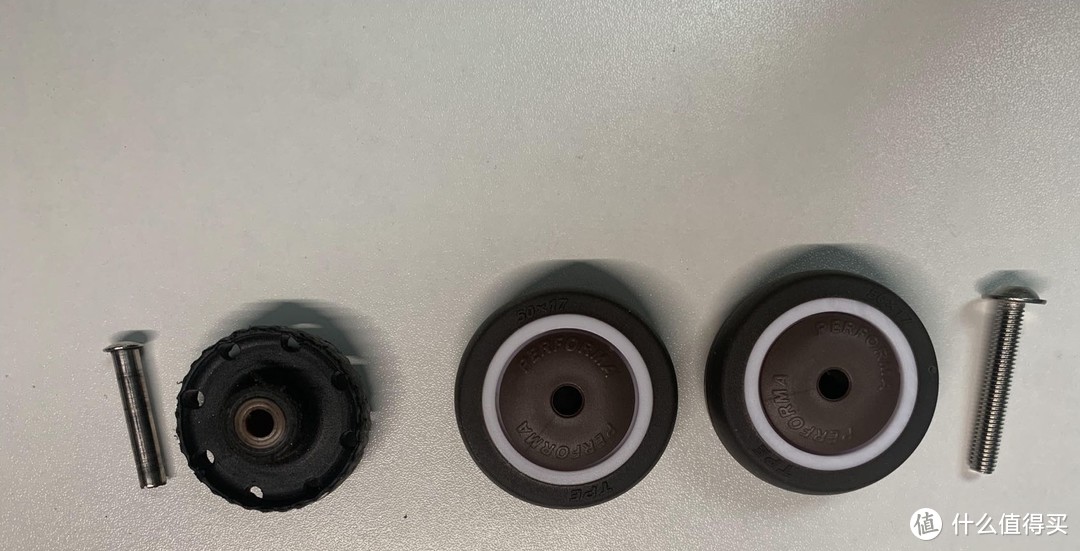 最左边的是原厂的轮子和铆钉，轮子直径明显小了一圈