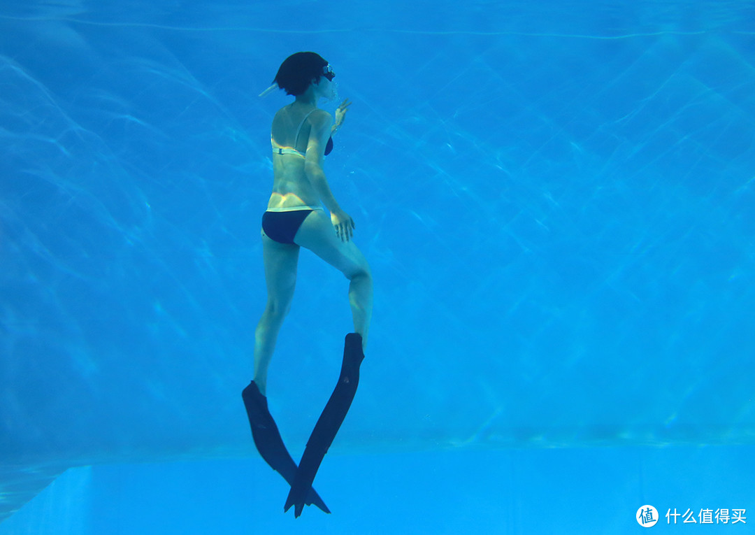 水下摄影：统一的色调，镜头记录潜水者曼妙的身姿