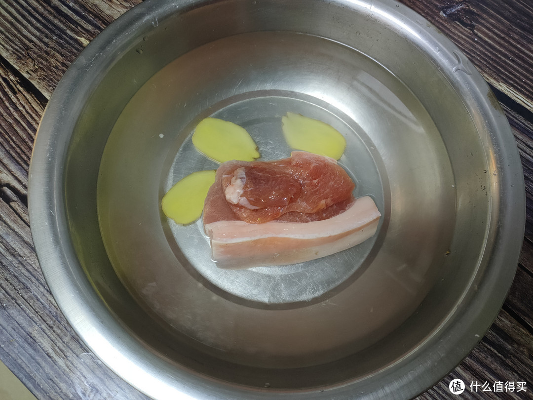 解冻猪肉别只会泡水，学会这个小技巧，快速解冻，口感和鲜肉一样