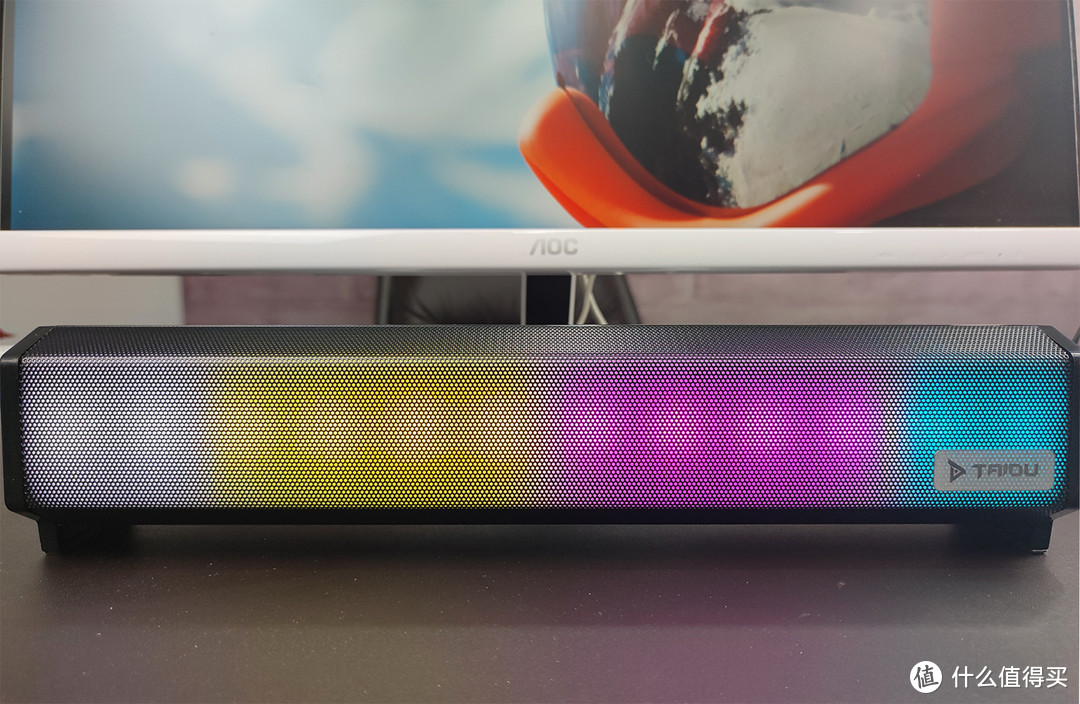  开启RGB流光灯效即可看到音箱内置的12枚高亮灯珠