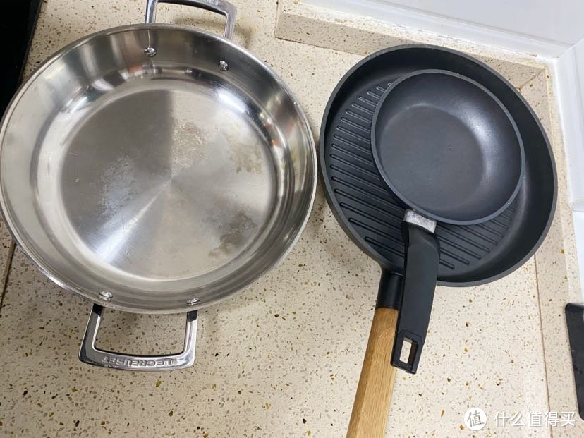 经常用的两口不粘煎锅，一口不锈钢煎锅