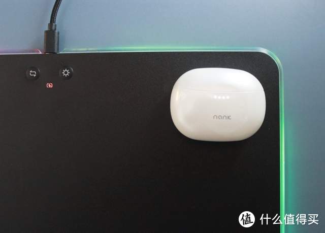 酷炫外设新选择—雷柏V10RGB幻彩背光无线充电游戏鼠标套装