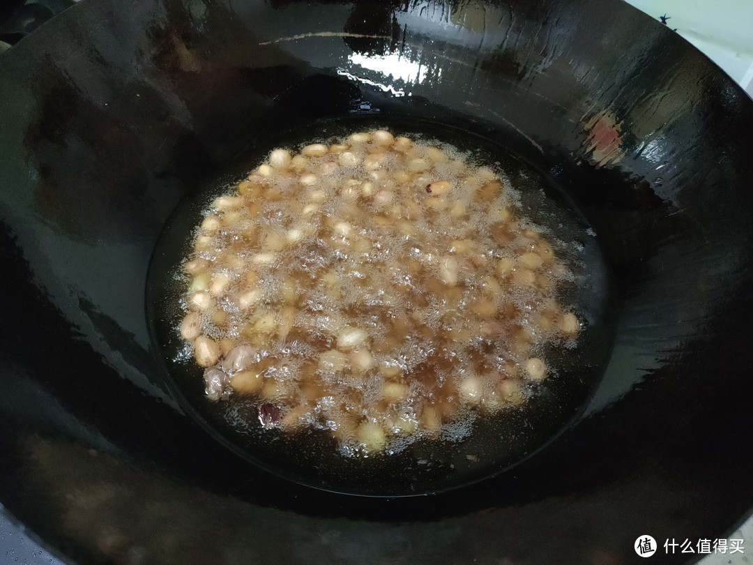 做油炸花生米，花生米炸完后多加一个步骤，香酥脆，半个月不返潮