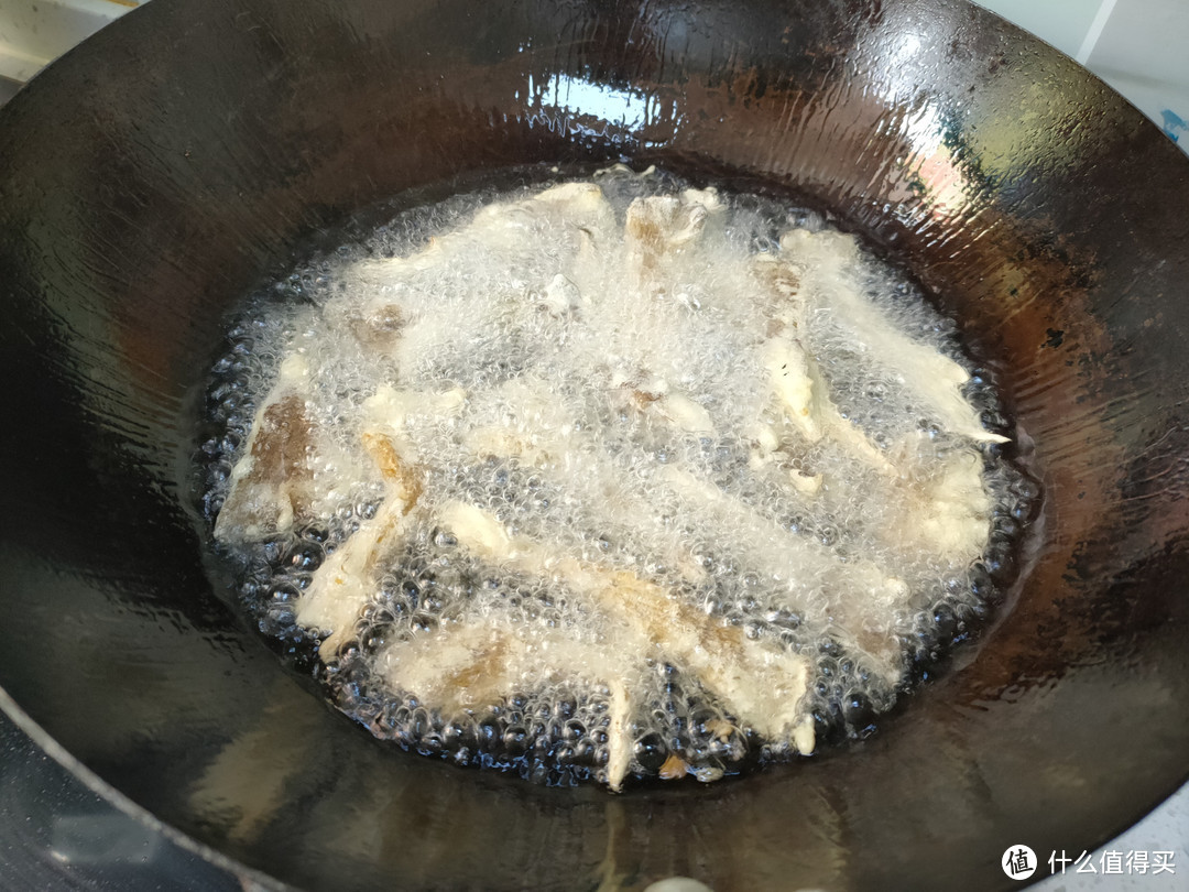 做干炸蘑菇，最忌挂糊直接下锅炸，大厨教你正确做法，口感香酥脆