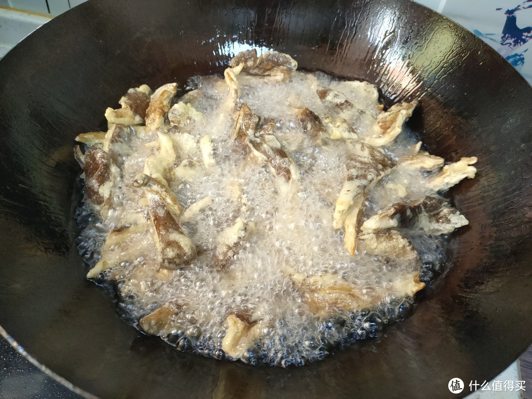 做干炸蘑菇，最忌挂糊直接下锅炸，大厨教你正确做法，口感香酥脆