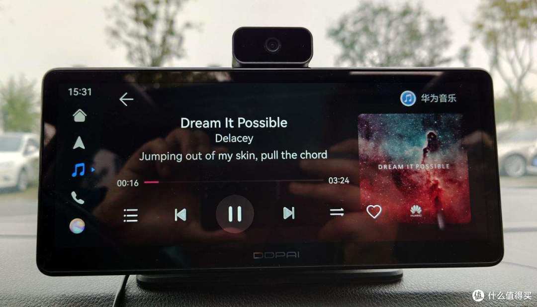 由于鸿蒙系统采用了分布式技术,当你的手机正在导航或者播放音乐,上车