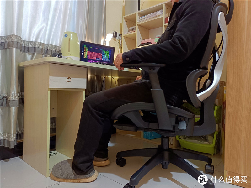 电脑椅不仅要炫酷更要符合人体工学设计