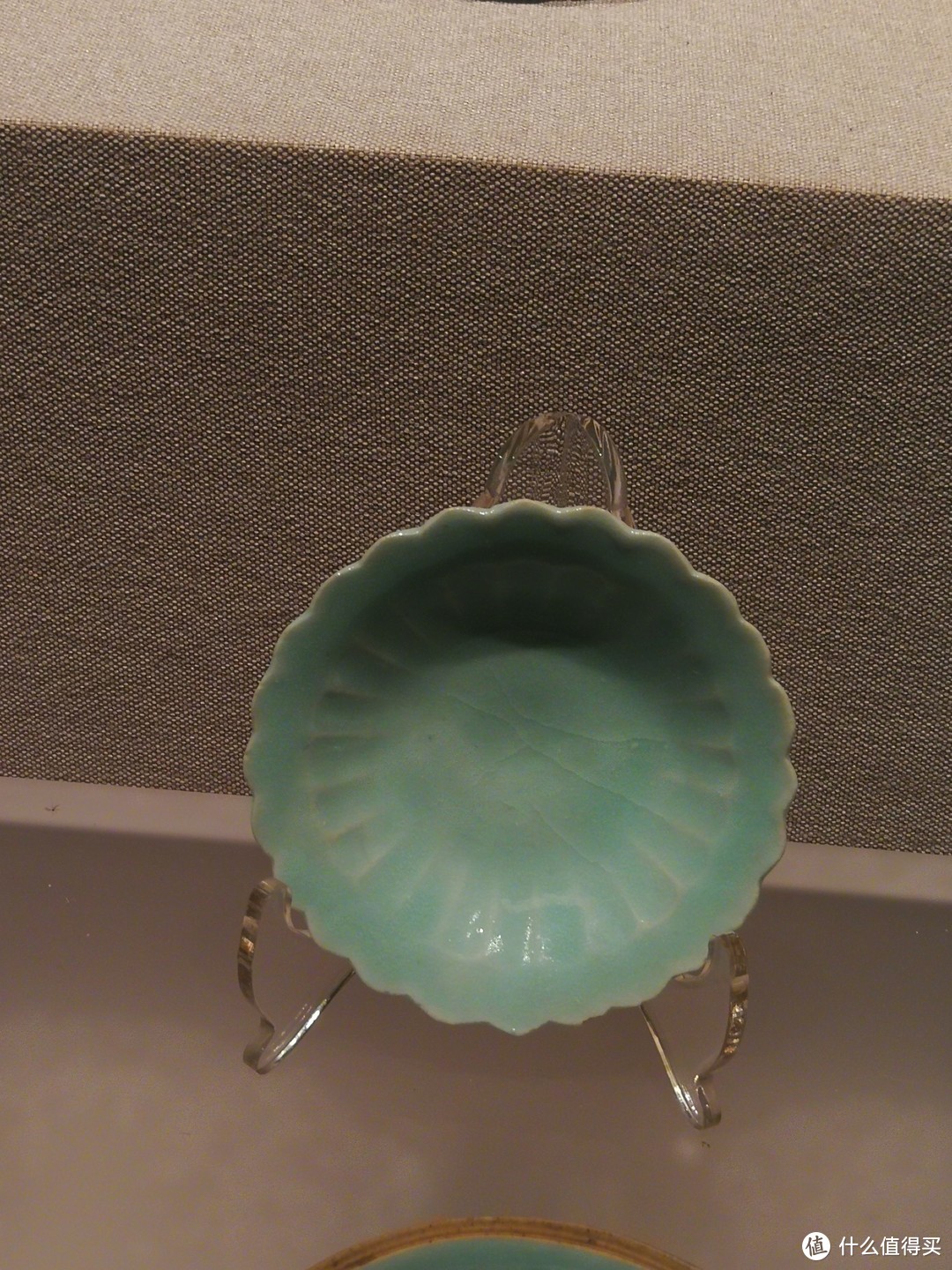 青釉荷叶形盖瓷罐中存在的99件小碟之一，南宋景德镇窑青白釉刻花莲瓣纹芒口盖碗
