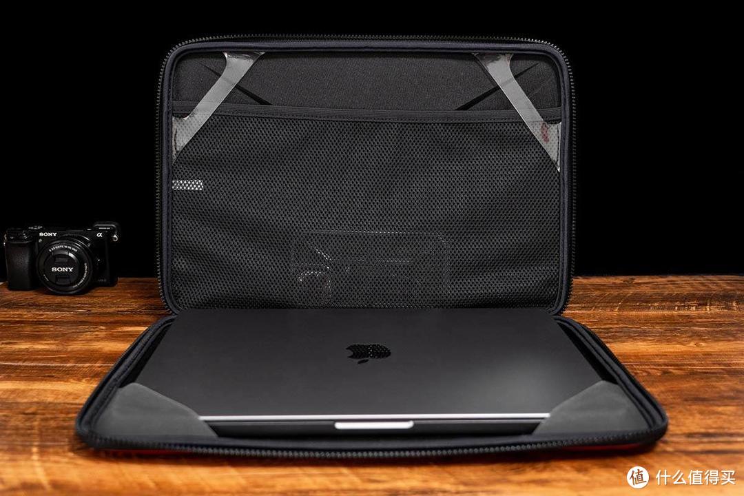 给MacBook Pro 2021配了一个内胆包，气质到位保护全面，功能设计也非常贴心