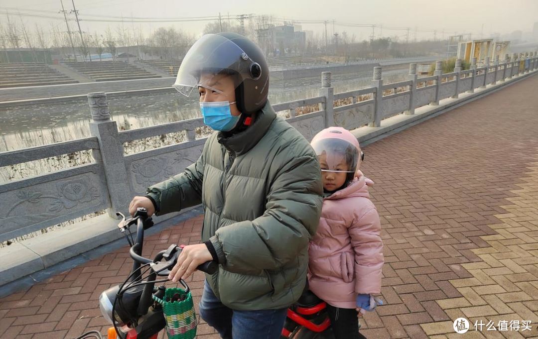 颜值在线 EPS防撞层，戴你真好，骑行不惧雨雪——Smart4U头盔体验