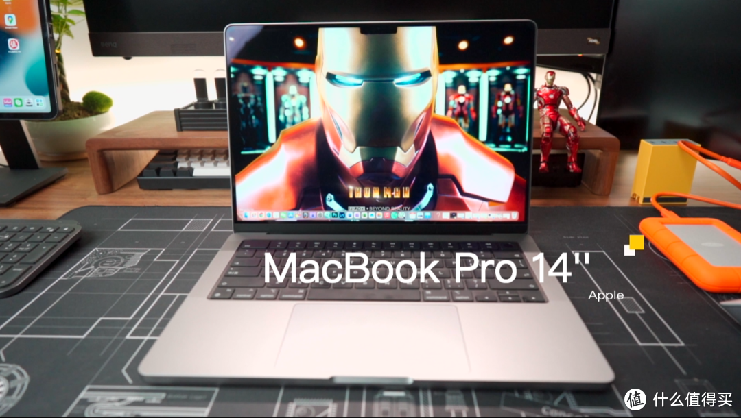 颜值效率全拉满！MacBook Pro三屏工作流桌面 | 附一学就会理线思路