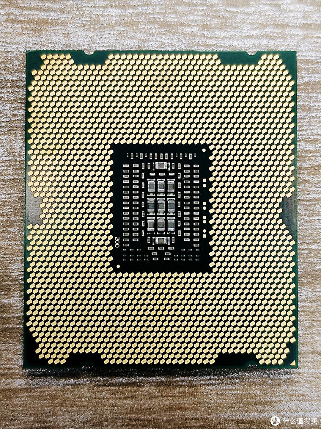 背面的針腳，LGA-2011 32納米 八核16線程 2.9G