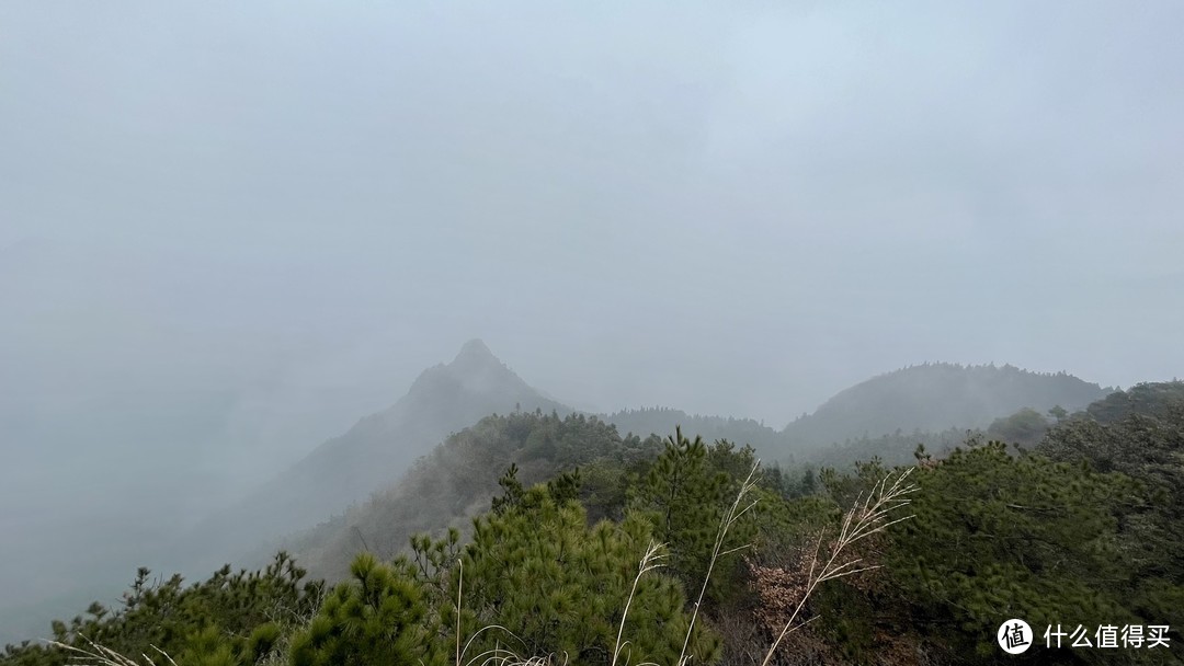 自归宗上金轮峰，雾中探路紫霄峰