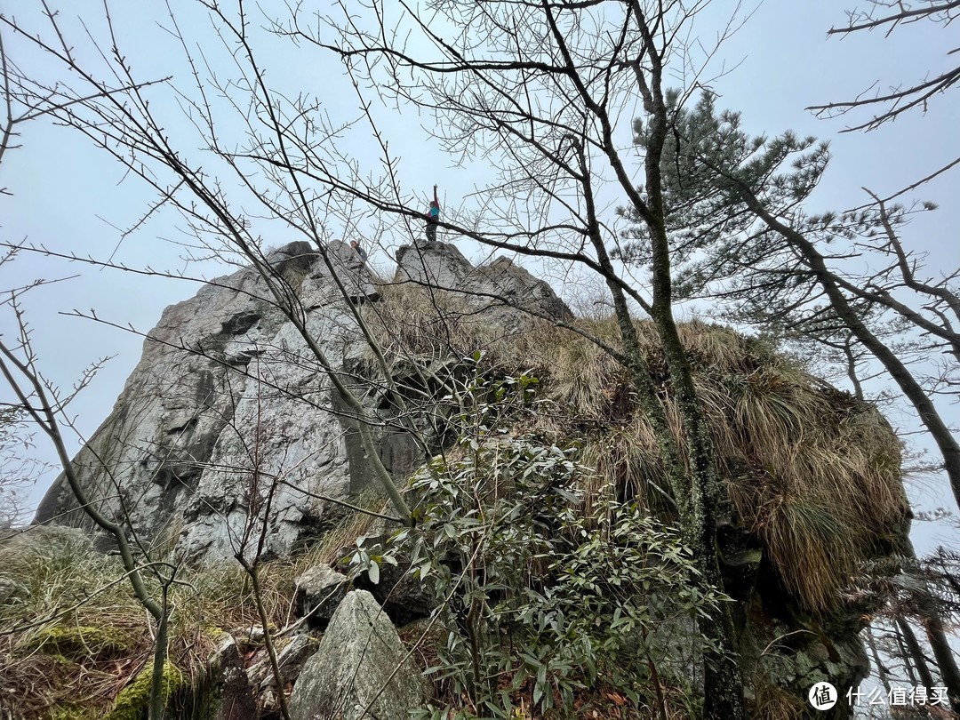 自归宗上金轮峰，雾中探路紫霄峰