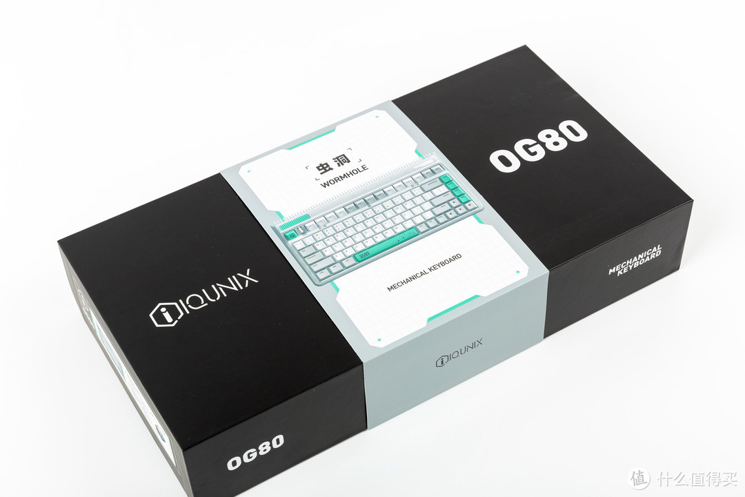包装上iQunix还是非常精致的，黑色包装标明了iQunix品牌和OG80型号
