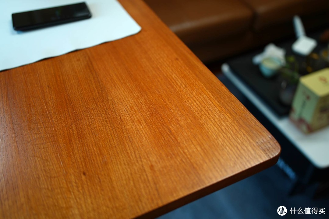 男人谁不喜欢一张大大的书桌，智芯1.8M实木升降桌那是真的爱。