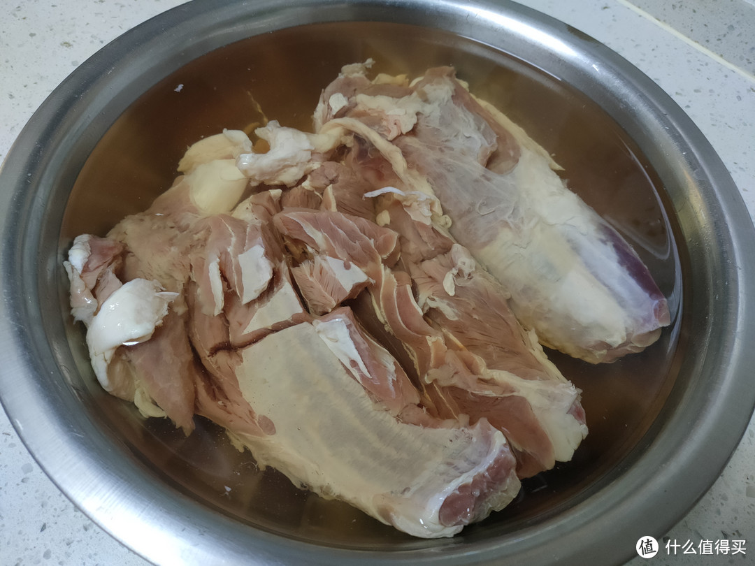 做酱牛肉，直接下锅焯水是大错特错，多加一步，牛肉不腥更入味