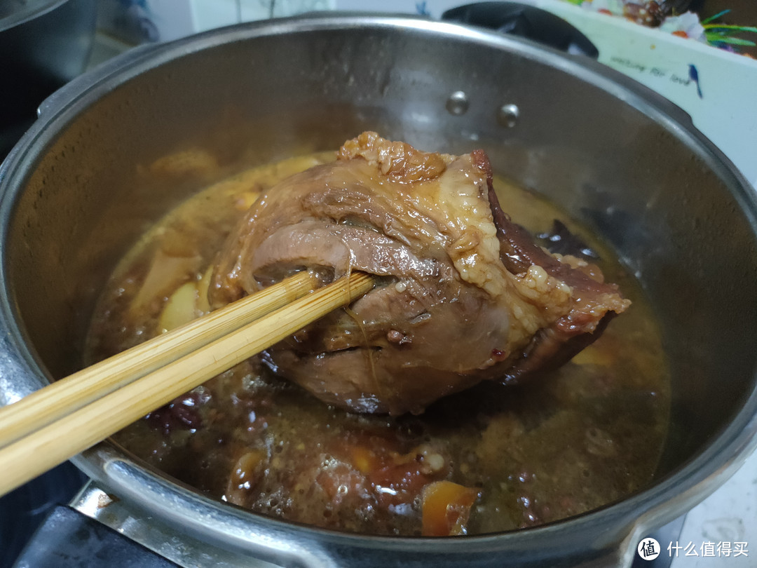 做酱牛肉，直接下锅焯水是大错特错，多加一步，牛肉不腥更入味