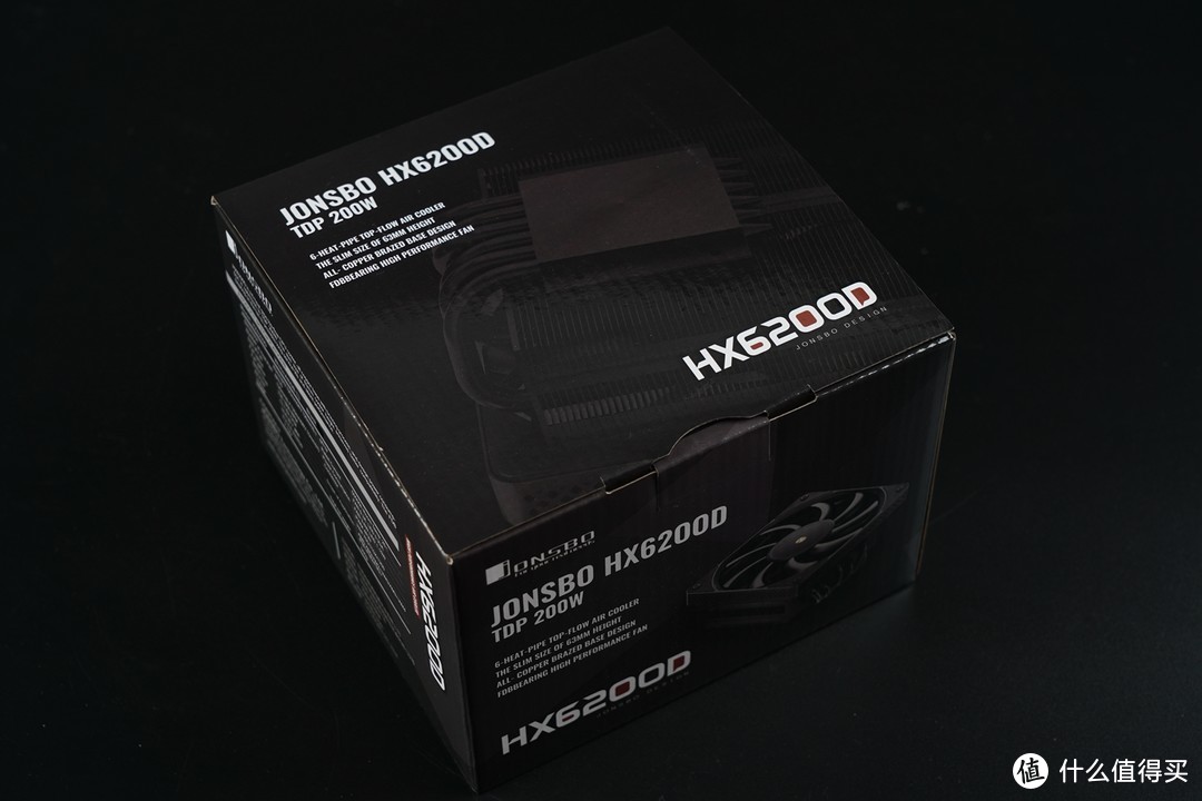 与之搭配的散热器是乔思伯最新发布的HX6200D，纯黑的包装彰显高级感。