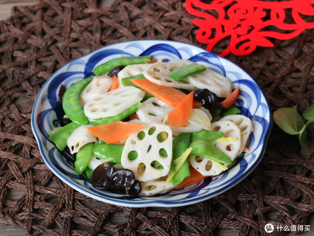 年夜饭必吃的素炒莲藕，多加一样，莲藕爽脆不发黑，比肉菜先光盘