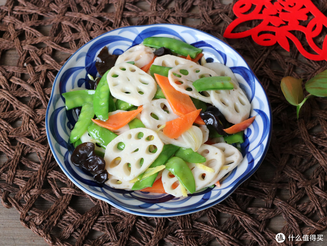 年夜饭必吃的素炒莲藕，多加一样，莲藕爽脆不发黑，比肉菜先光盘