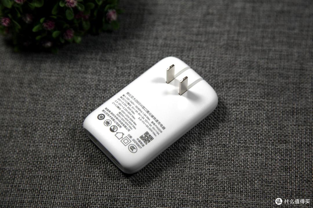 饼干造型超薄氮化镓双c口65w最大输出努比亚氮化镓充电器开箱