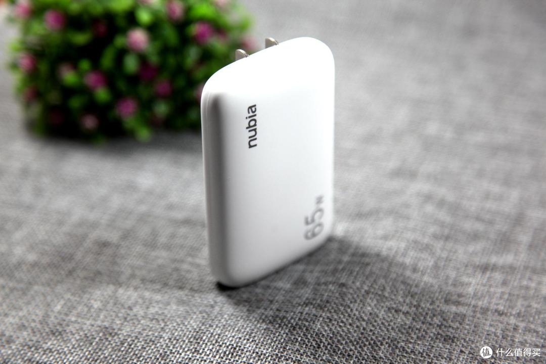 饼干造型超薄氮化镓双c口65w最大输出努比亚氮化镓充电器开箱