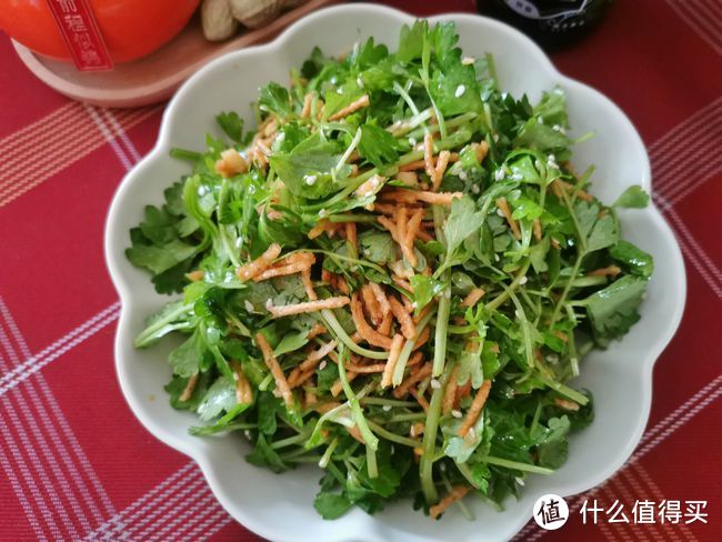 年夜饭，大鱼大肉吃腻了，2块钱的芹菜苗拌一拌就上桌，开胃解腻