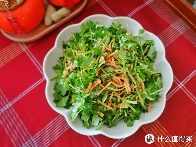 年夜饭，大鱼大肉吃腻了，2块钱的芹菜苗拌一拌就上桌，开胃解腻