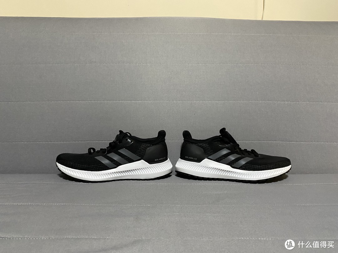 低调的adidas SOLAR BLAZE跑步鞋