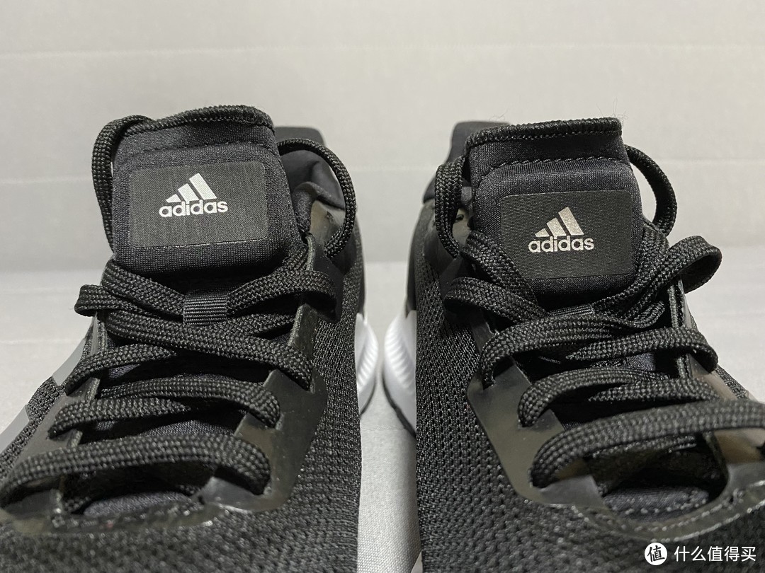 低调的adidas SOLAR BLAZE跑步鞋