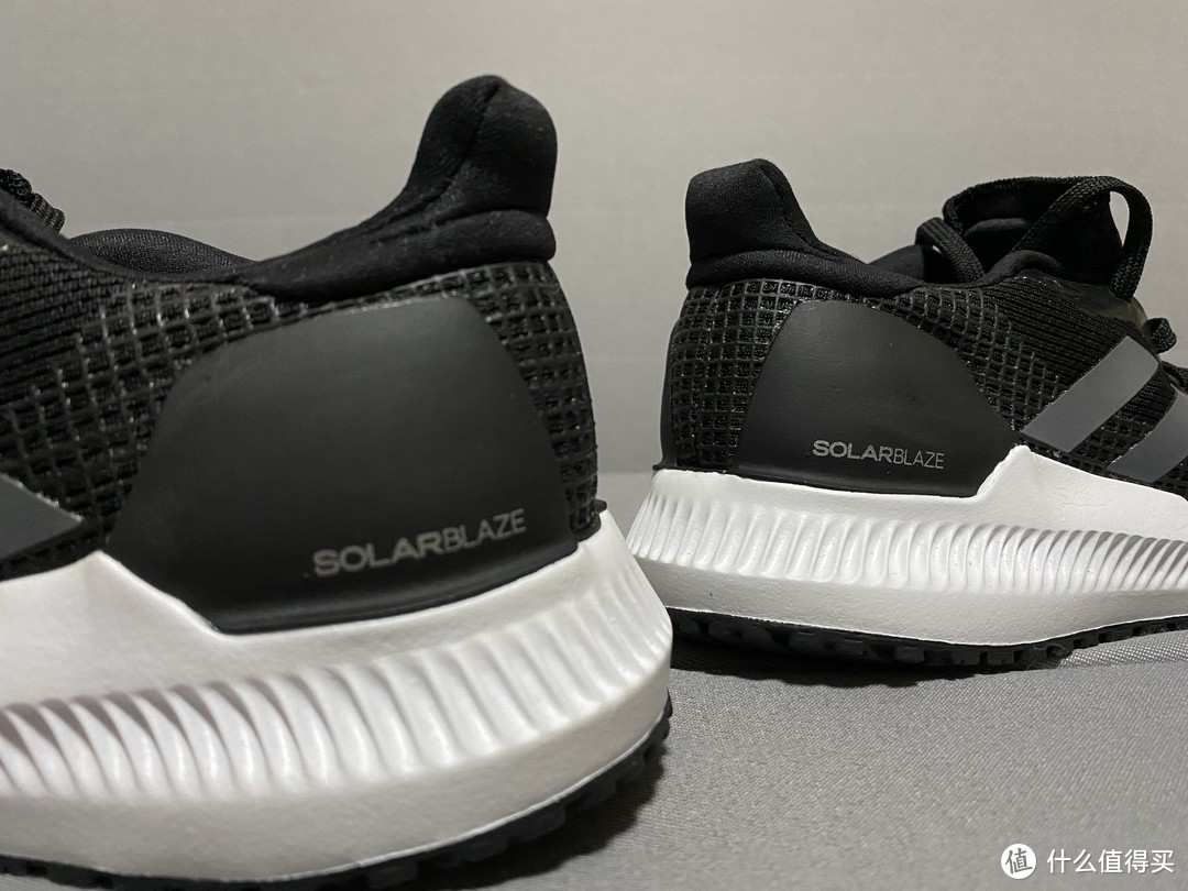 低调的adidas SOLAR BLAZE跑步鞋