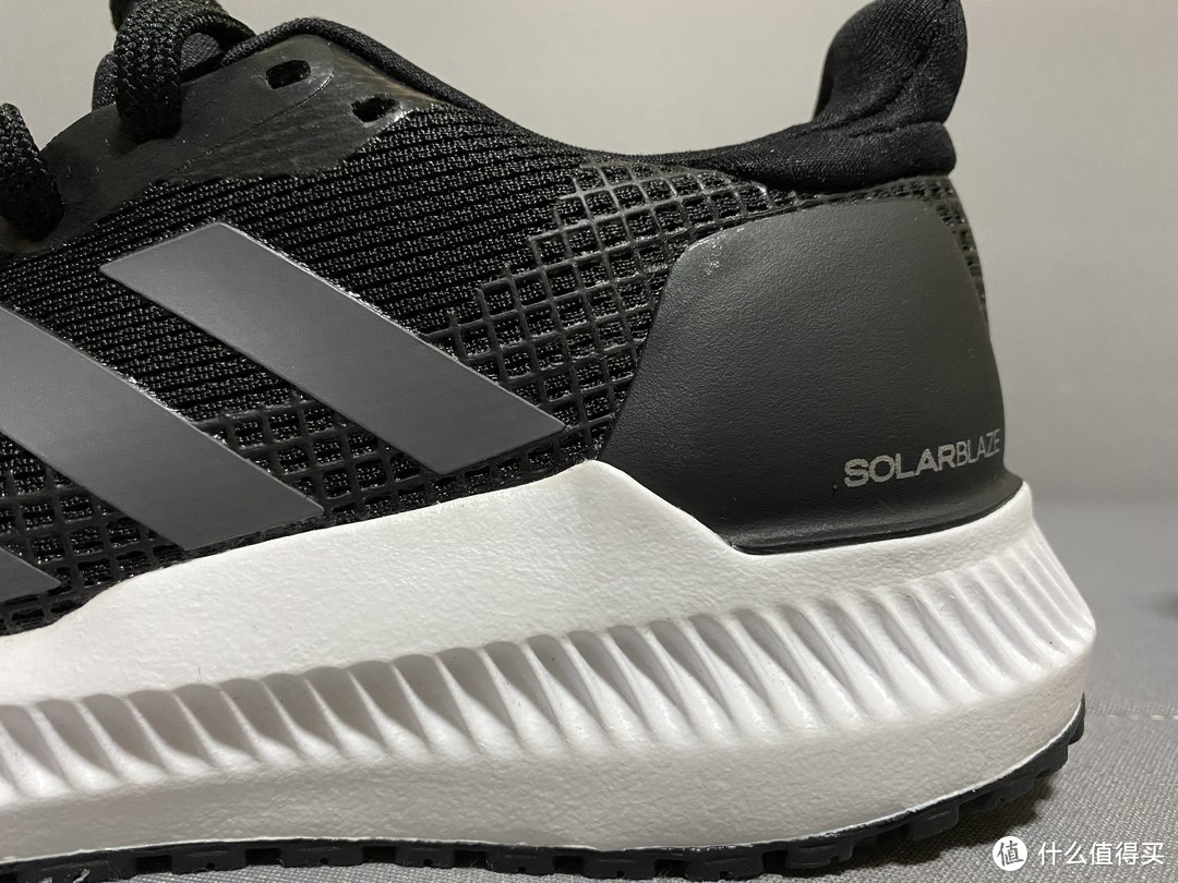 低调的adidas SOLAR BLAZE跑步鞋