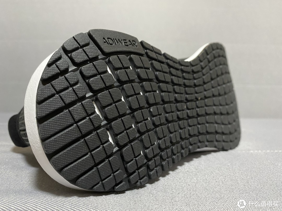 低调的adidas SOLAR BLAZE跑步鞋