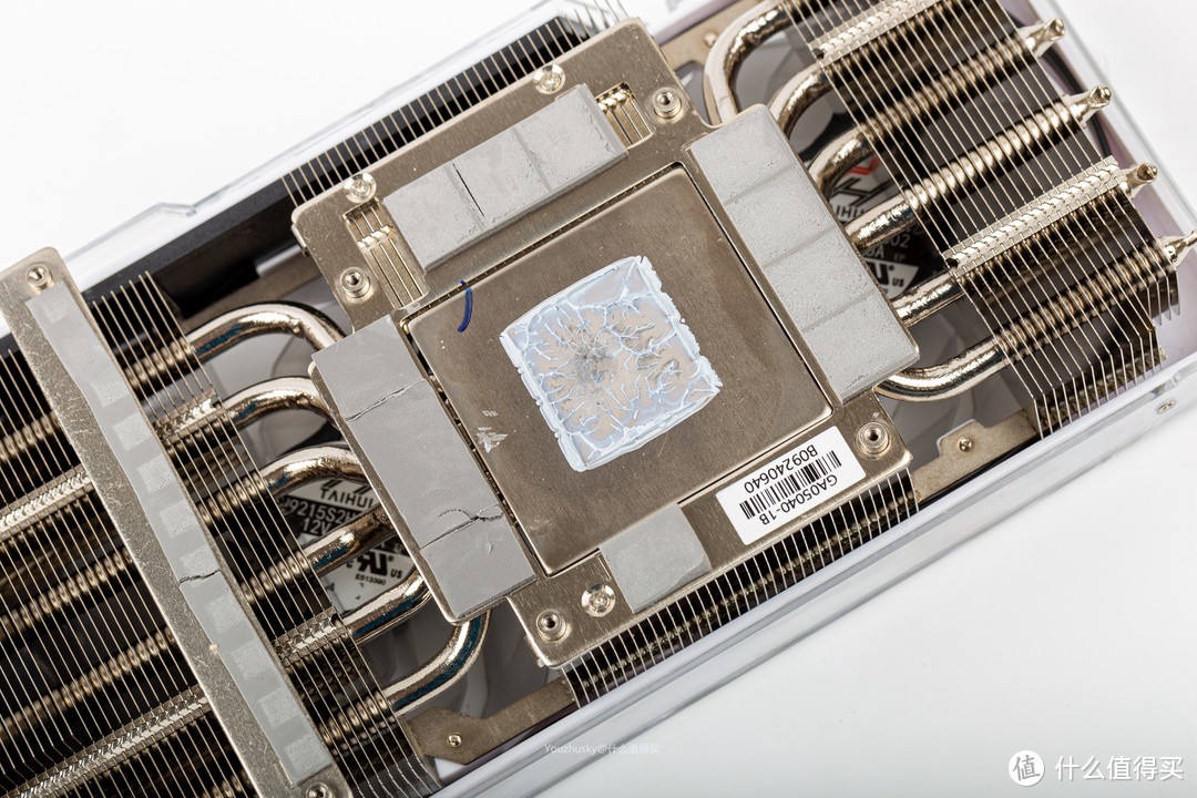 GPU核心和显存处的铜底不同高度设计，保证接触散热性能